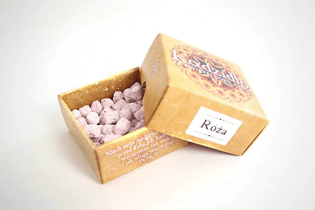 Czy kadzidełka to grzech? Odkryj prawdę o ich używaniu w religii