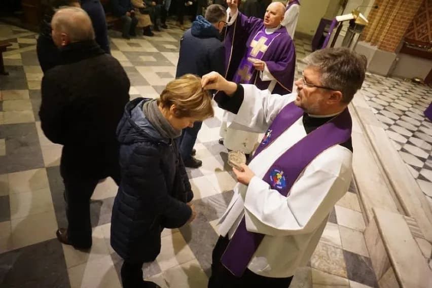 Ile trwa msza w Środę Popielcową? Zaskakujące fakty o czasie trwania