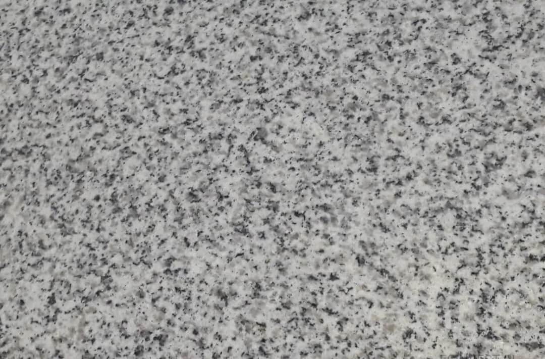 Jakie płytki na cmentarz wybrać, aby uniknąć problemów z trwałością?