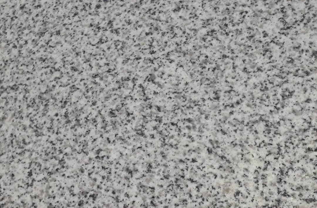 Jakie płytki na cmentarz wybrać, aby uniknąć problemów z trwałością?