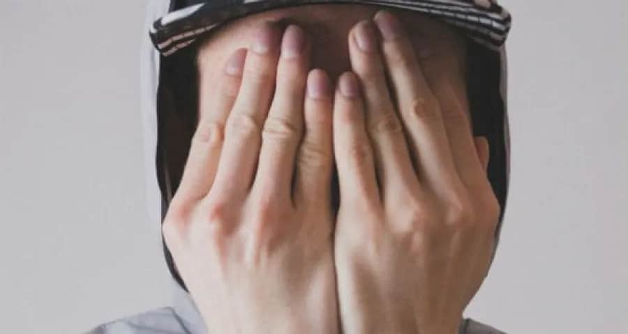 Czy oglądanie zdjęć dziewczyn to grzech? Moralne dylematy i kontrowersje