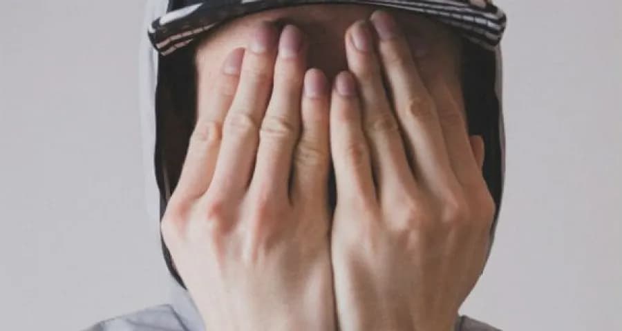 Czy oglądanie zdjęć dziewczyn to grzech? Moralne dylematy i kontrowersje