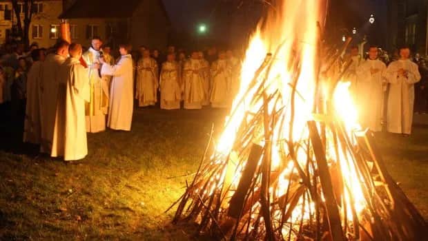 Czy udział w wigilii paschalnej zwalnia z niedzielnej mszy? Sprawdź!