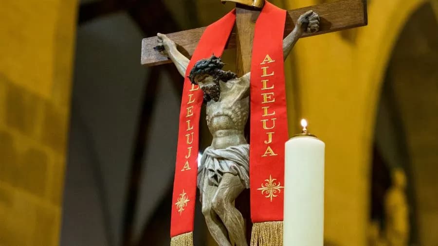 Ile trwa msza rezurekcyjna? Zaskakujące fakty o jej czasie trwania