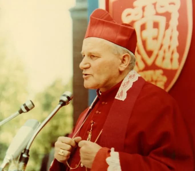 W którym roku Karol Wojtyła został biskupem i co to zmieniło?