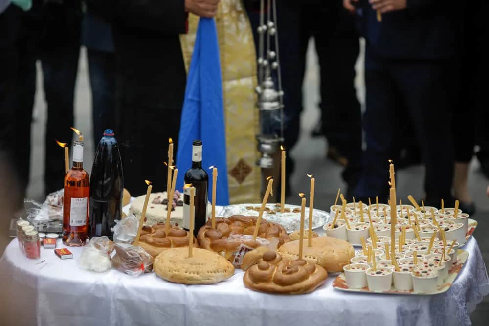 Ile trwa msza pogrzebowa w cerkwi? Zaskakujące szczegóły i różnice