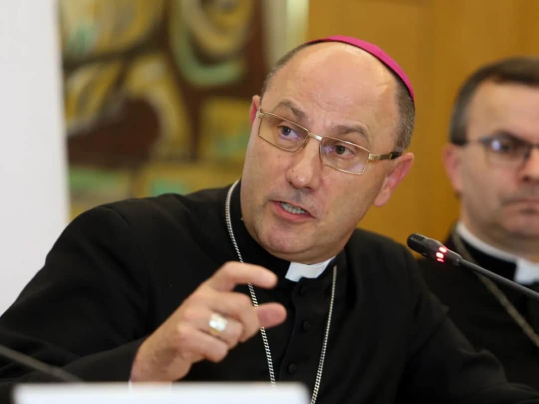 Jak poprawnie zwracać się do biskupów? Zasady etykiety i protokołu kościelnego