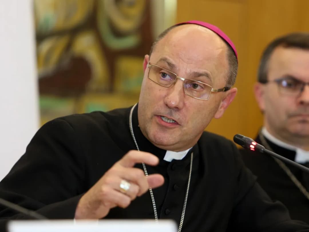 Jak poprawnie zwracać się do biskupów? Zasady etykiety i protokołu kościelnego