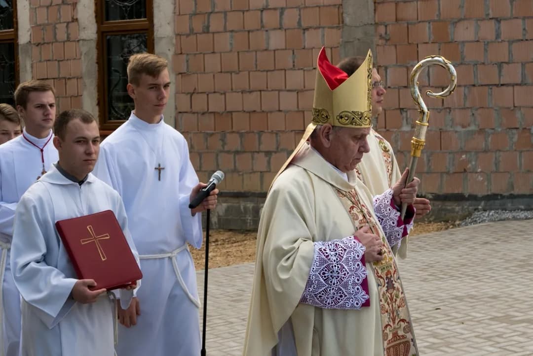 Co biskup nosi na głowie? Mitra, piuska i symbolika stroju liturgicznego