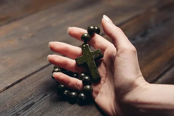 Dlaczego warto odmawiać różaniec? Odkryj duchowe korzyści tej modlitwy
