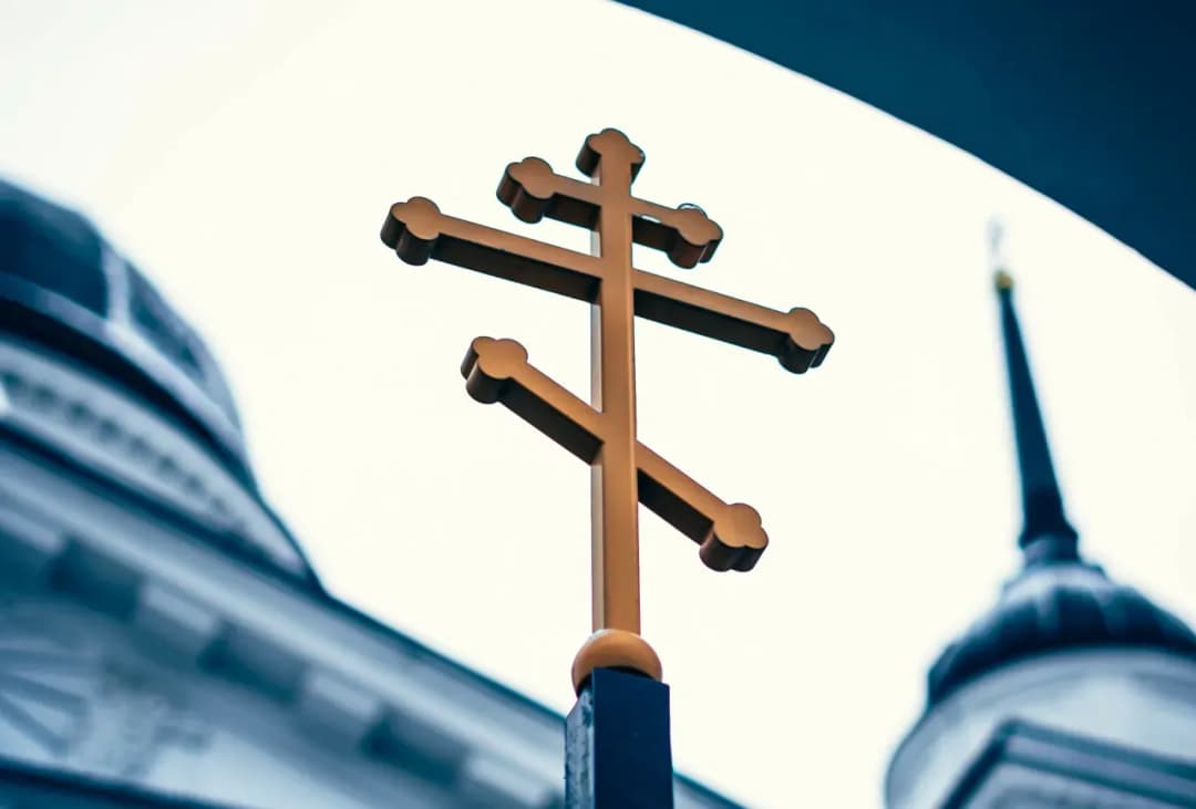 Czy katolik może nosić krzyż prawosławny? Odpowiedzi na wątpliwości