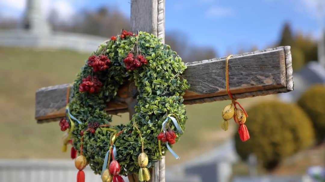Jak zrobić stroik wielkanocny na cmentarz, by uniknąć zniszczenia?