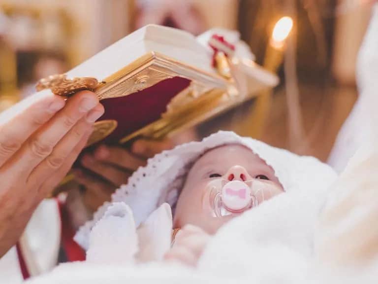 Ile trwa chrzest w kościele? Odkryj, co wpływa na czas ceremonii