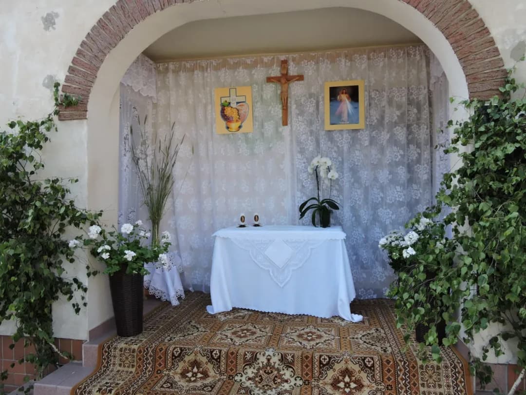 Jak udekorować ołtarz na Boże Ciało: 10 inspirujących pomysłów