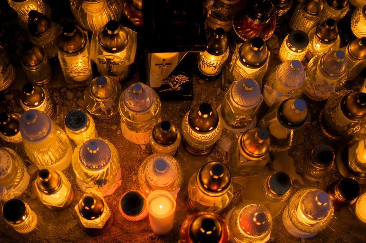 Światło, które łączy pokolenia – symbolika ognia i pamięci w polskiej tradycji