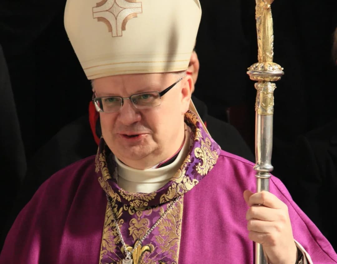 Jak wygląda biskup? Strój, insygnia i symbolika biskupa katolickiego