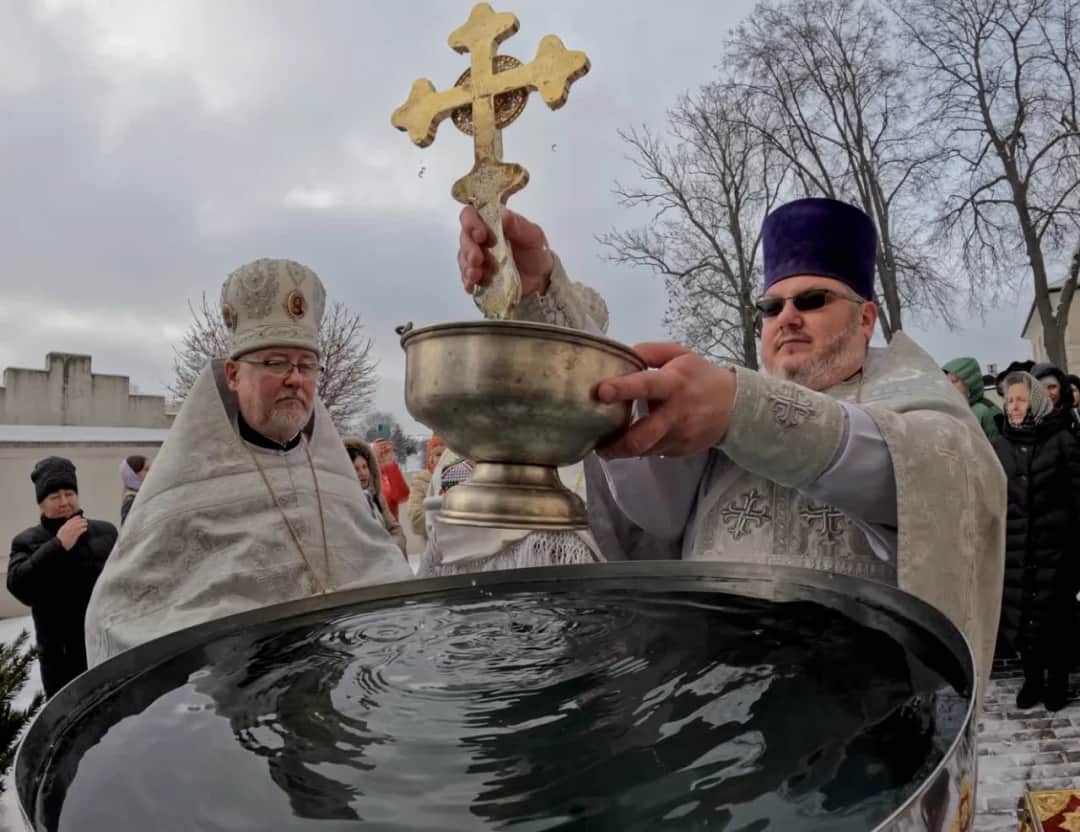 Kiedy święcenie wody w kościele? Poznaj ważne tradycje i daty Kiedy święcenie wody w kościele? Poznaj ważne tradycje i daty