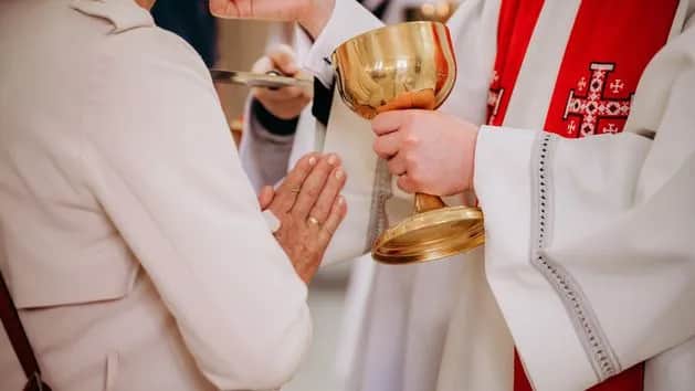 Czy po spowiedzi trzeba zostać na mszy? Oto, co warto wiedzieć