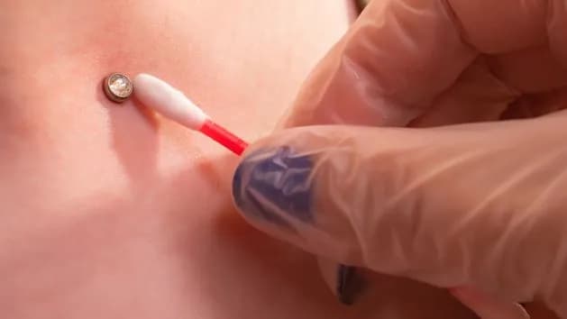 Czy piercing to grzech? Odkryj, co mówią różne religie