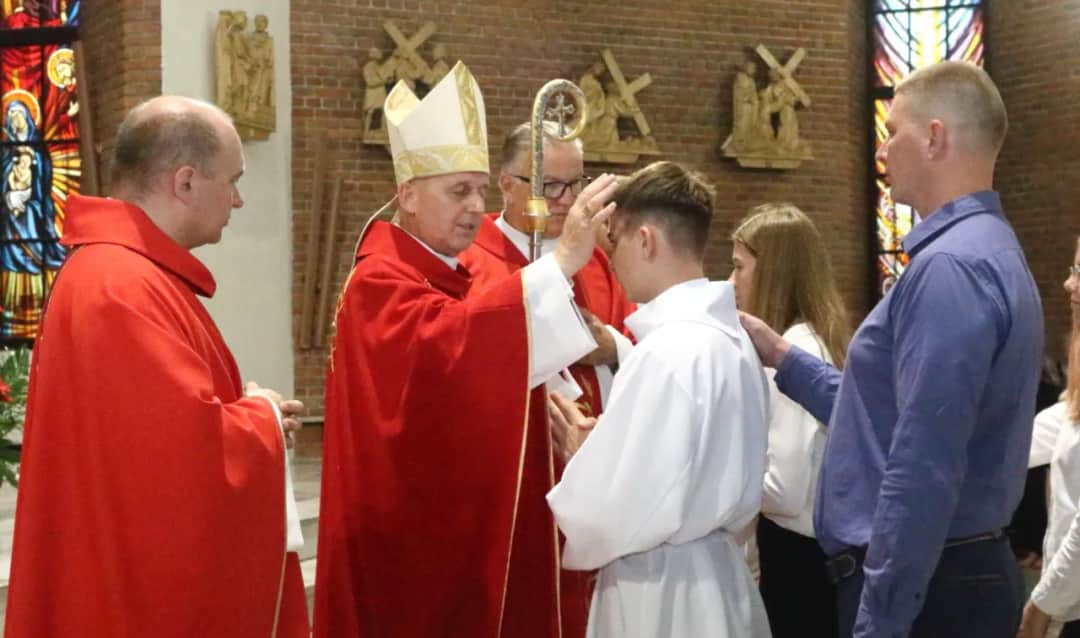 Ile trwa msza bierzmowania? Odkryj, co wpływa na czas trwania