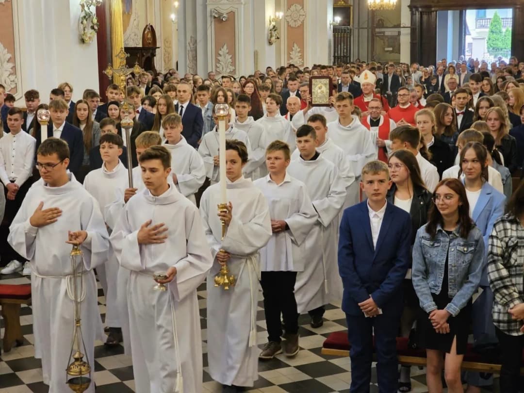 Ile biskup bierze za bierzmowanie? Sprawdź aktualne opłaty i koszty