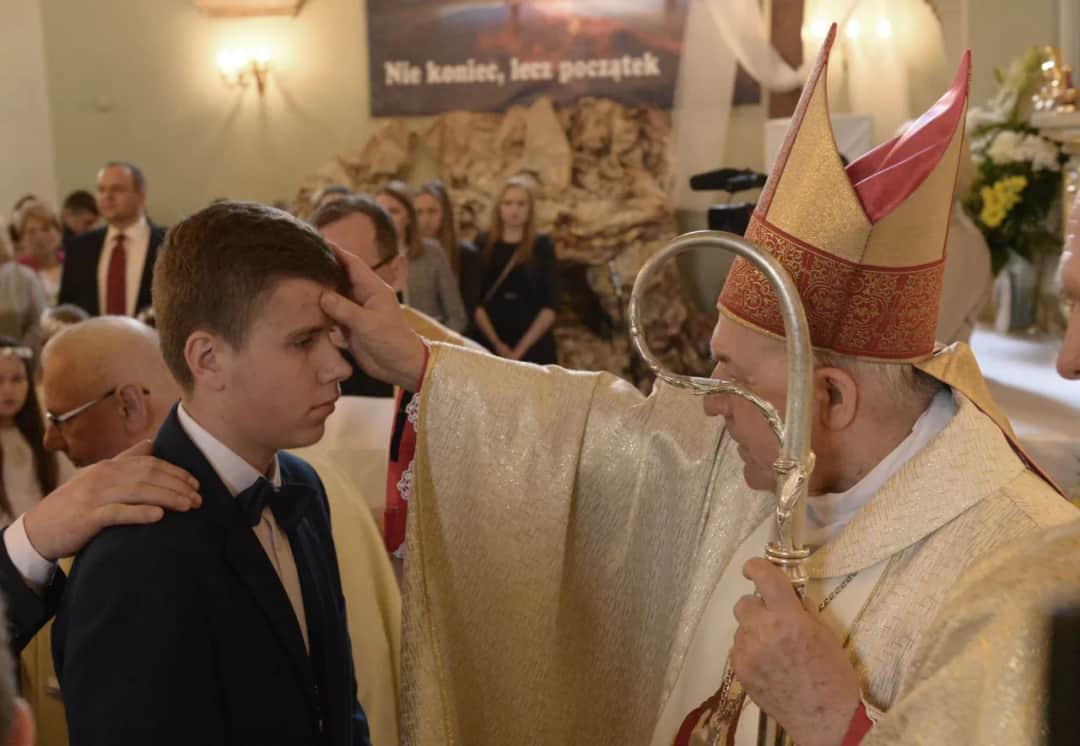Co się robi na bierzmowaniu? Odkryj znaczenie i rytuały tego sakramentu