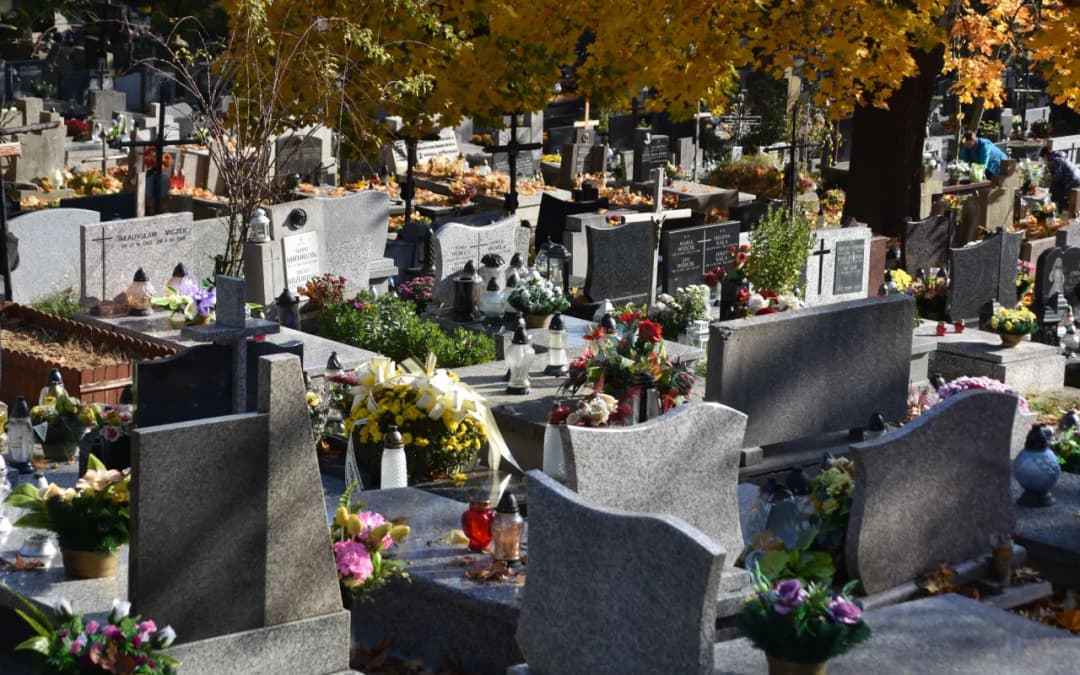 Ile kosztuje pokładne na cmentarzu? Sprawdź ceny i ukryte opłaty